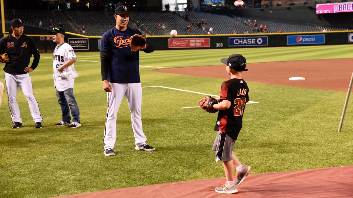 DbacksGiveBack's tweet photo. As part of his Kids With Courage program, @JakeLamb18 hosted 8-year-old Jace at @ChaseField today. 

Jace and his family are here celebrating overcoming childhood cancer as he recently finished treatment for ALL. You go Jace! #DbacksGiveBack https://t.co/ul4Gi1j7Bg