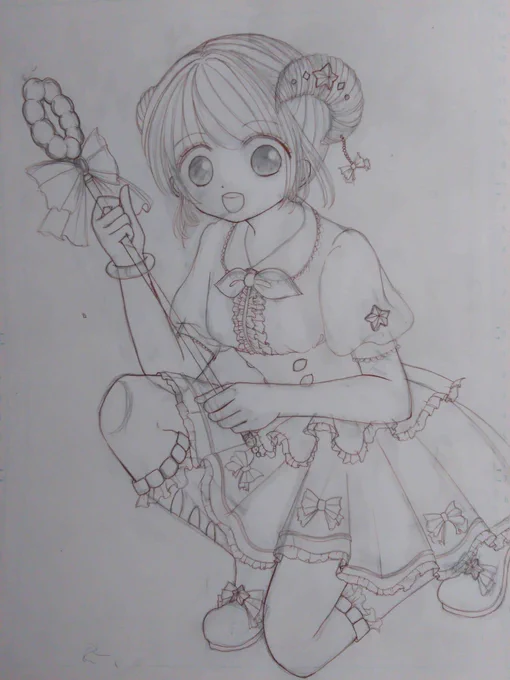 アナログ線画。いつもB4の紙に描いてるんだけど、体のどこかを曲げてもらわないと全身入らない(>_<)顔バーンと描きたいから小さくするのも嫌。