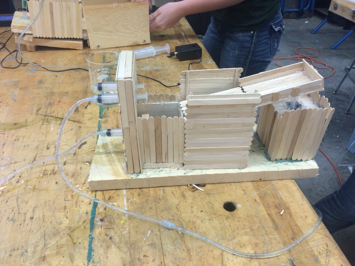 DJR_131's tweet image. We wrapped up our Hydraulics unit in #AgPowerTech with a design challenge! Teams used their knowledge of hydraulics to create a device to crush an egg with the least amount of force. A great variety of designs that got the job done! #Inquiry #InnovateCVSD