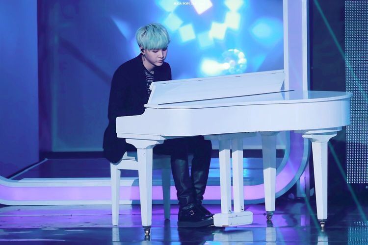 Bts suga за пианино. шуга играет. Bts suga пианино. Bts suga гитара. бтс на пианино.