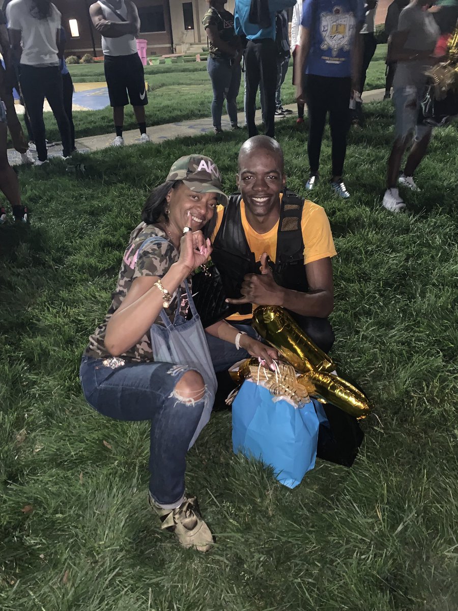 ThePope29's tweet image. Momma momma can’t you see.. What pledging alpha done to me.. Standing strong standing bold.. For the mighty black and gold  #PhirstPham #Poison #SolidiPHIed6uccess #26 #6 #TailClu6 🤙🏿❄️