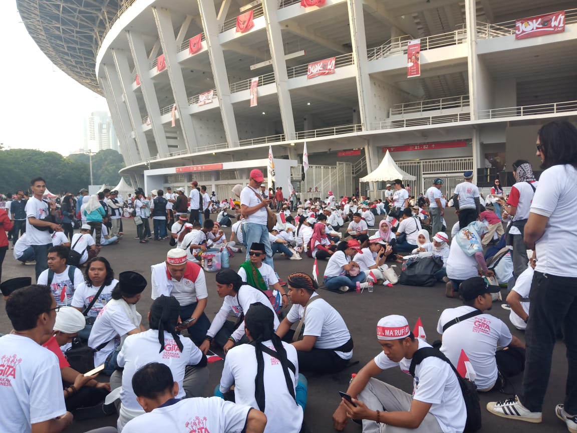 kangdede78's tweet photo. Teman teman dari luar Jakarta sdh berada di GBK sejak malam, semangat untuk #KonserPutihBerSATU https://t.co/3tbyi0WyxV