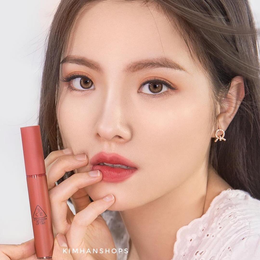 kimhanshops's tweet photo. 3ce velvet lip tint เนื้อลิปนุ่มลื่น เนื้อเวลเว็ท กลิ่นหอมมาก ที่สำคัญทาง่ายเกลี่ยง่าย ได้ลุค Matte บางเบา สีชัด คอนเฟิร์มความสีสวย สินค้าพร้อมส่ง ราคา490บาท มีให้เลือกทั้งหมด 4 เฉดสี Taupe,Goingright,Daffodil,New nude (ในวีดีโอสี Goingright) #HowToPerfect #3CE #3CEvelvetliptint https://t.co/8OXcpfYlGi