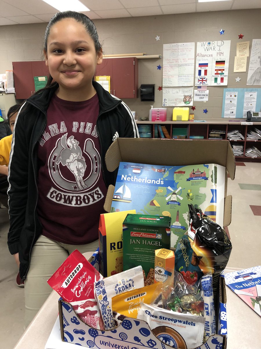 NjohnsonPierce's tweet photo. Integrating Science while learning about other countries in Ms. Herrera’s 5th grade class #FunPurposefulLearning #ExposingOurStudents #APierceStrong https://t.co/jYKGDSDHYQ