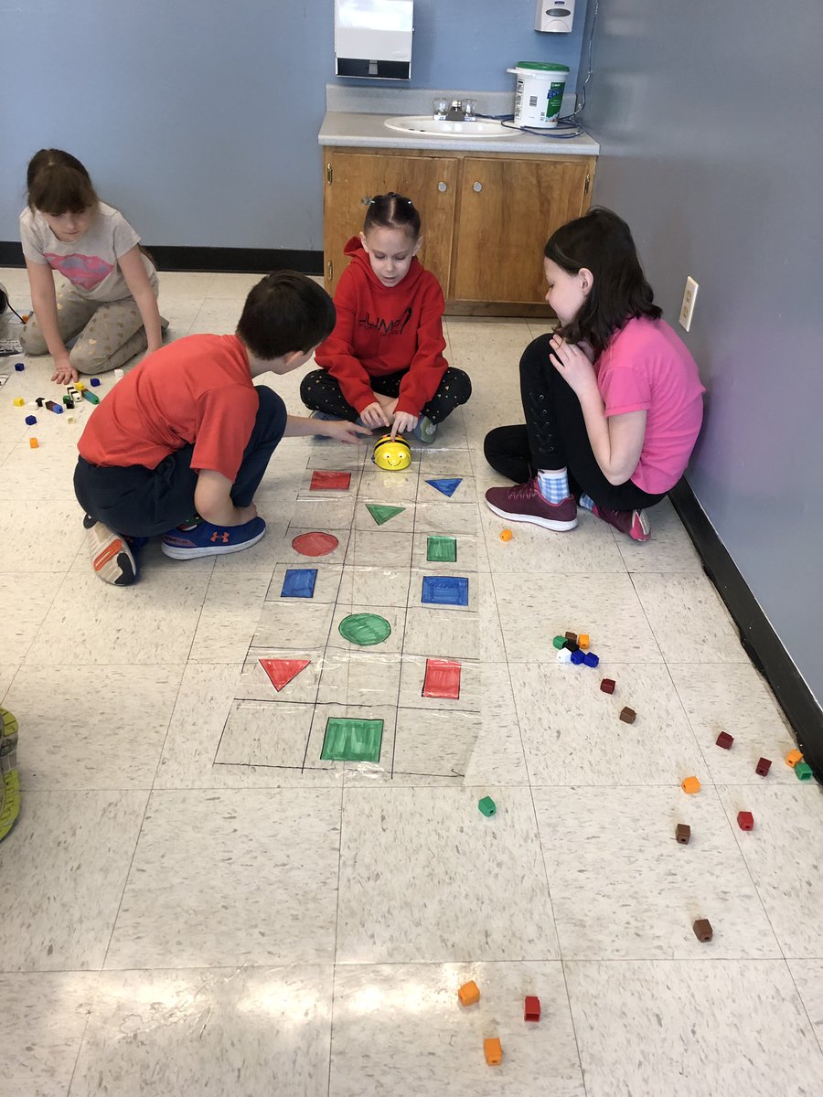 michellelynn99's tweet photo. Our Primary students had a blast coding with the 🐝 bots on Thursday! Thanks @mmelee5 for coming to RIA! @RandomIslandAca https://t.co/O4T7NzU74M