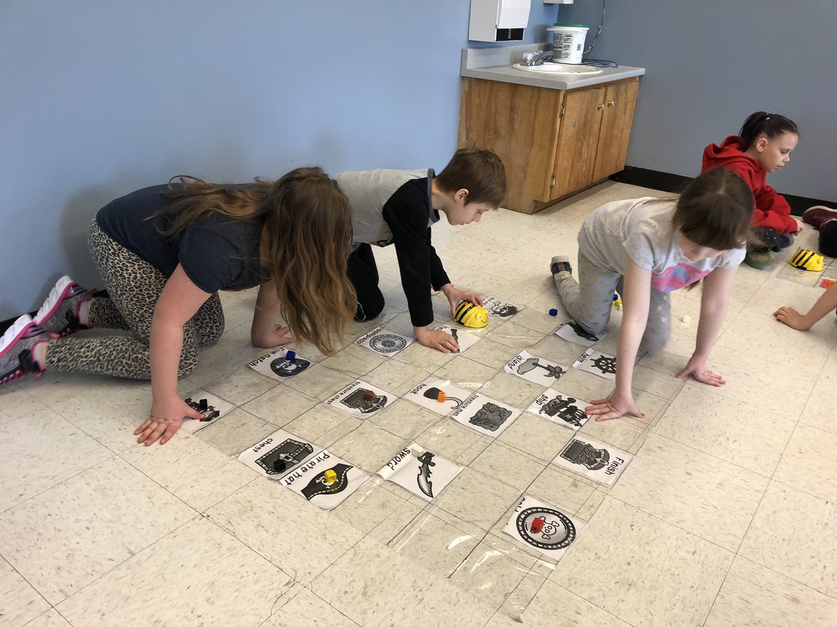 michellelynn99's tweet photo. Our Primary students had a blast coding with the 🐝 bots on Thursday! Thanks @mmelee5 for coming to RIA! @RandomIslandAca https://t.co/O4T7NzU74M