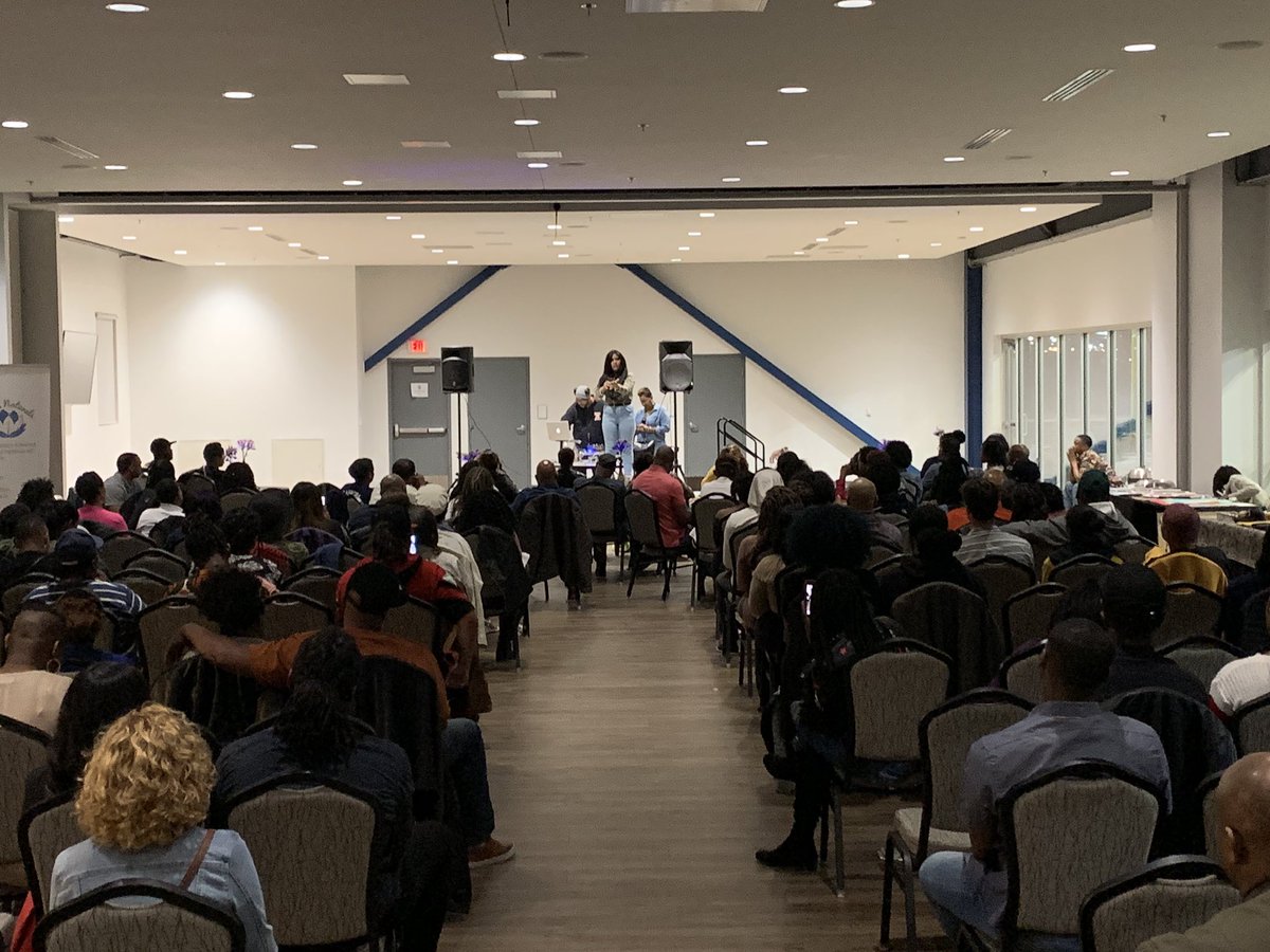 Detroitpworg's tweet photo. Shoutout to all of the poets participating in tonight’s slam. 12 poets competing! Numerous Detroit-based vendors in the house. #writingindetroit https://t.co/CiyeMq72tM