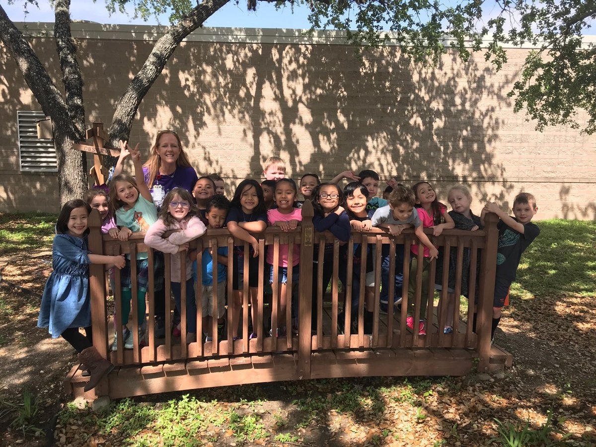 txvilcoq48's tweet photo. Kindergarten wrote persuasive letters to get me to eat lunch with them. It worked! We even ate outside! @nisdnicholses @kristinehilli #ilovemyjob https://t.co/iD0BvW4W86