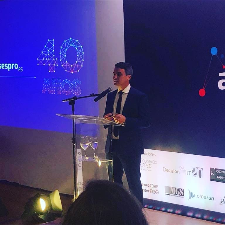 AssesproSP's tweet photo. Parabéns a Assespro Rio Grande do Sul pelos 40 anos e posse da nova diretoria! Estamos Juntos! #JuntosSomosMais #assesproSP #assespro #assesprors #SomosAssespro #startups #conexão #negócios #inovação #conteúdo #tecnologia  @assespro https://t.co/z3QRezJPAU