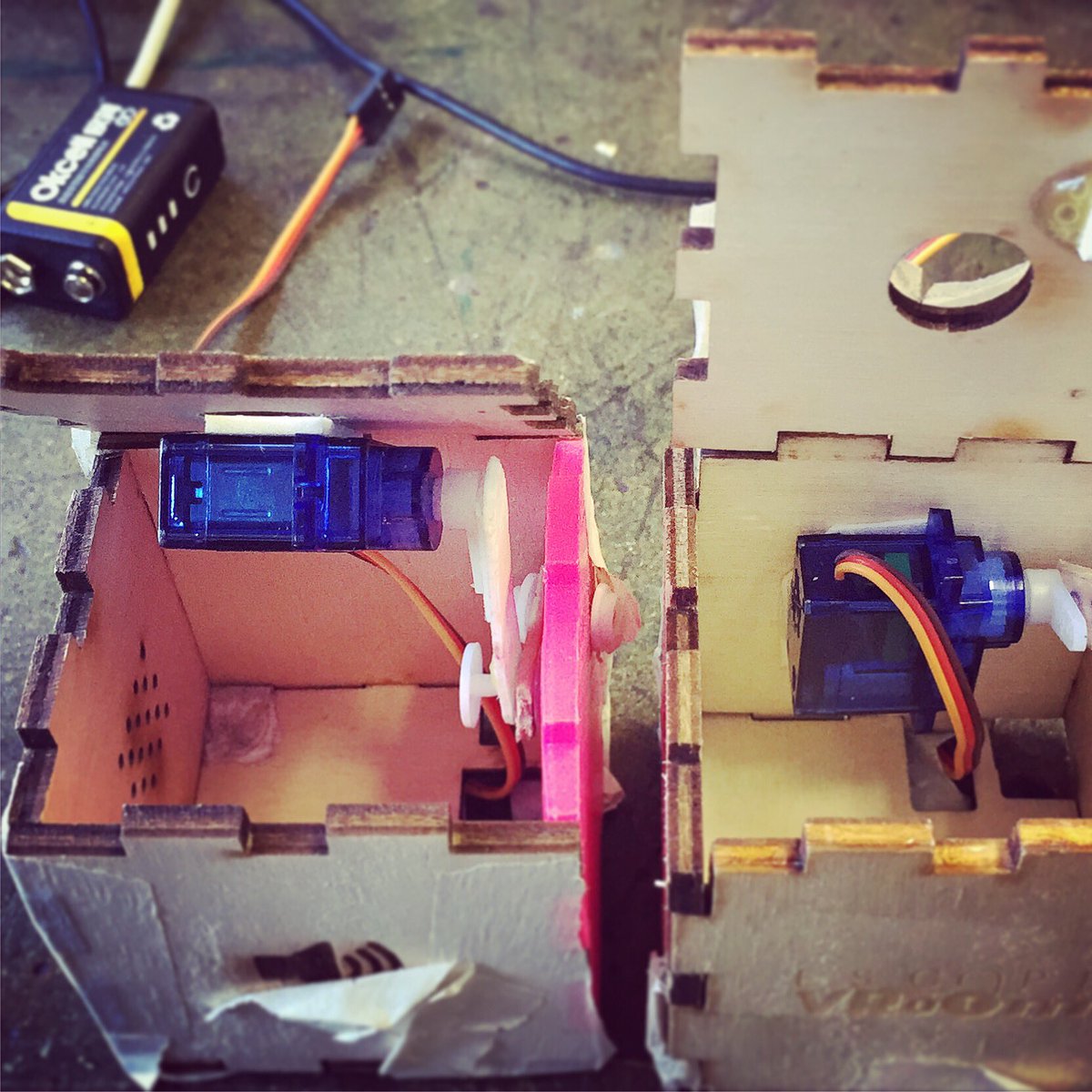 donnomomo's tweet photo. Choosing the optimal #servo position of this soon to be #escapeVRoom #DIY #escaperoom puzzle-hint treasure-chest by #señorsensor. We make #21stcenturyskills so much more fun. #makered. #kidslovecards #storytelling in the classroom. #arduino https://t.co/nUzRjtG37l