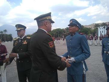 FerrerSandrea's tweet photo. #5Abr El GB @FerrerSandrea, director del Alma Mater de la @GNBoficial, entregó el espadín a cada uno de los noveles integrantes del Curso Especial de Formacion de Oficiales de Comando #CEFOC que reciben con honor y compromiso bolivariano @GNBoficial @umbv_fanb @Educacion_MPPD https://t.co/UVGdPajZQo