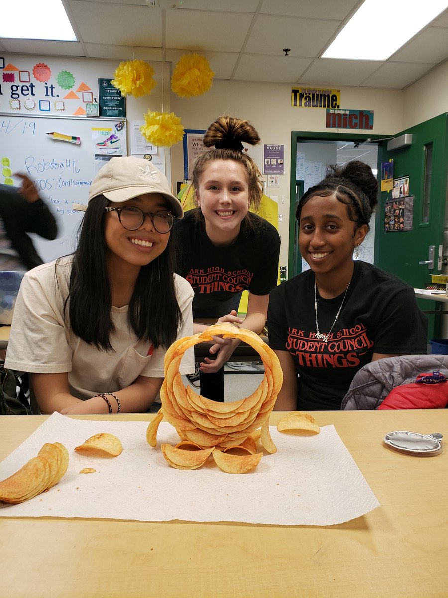 PHS_AVID's tweet image. #AVIDfamily juniors rocking the #PringlesChallenge!