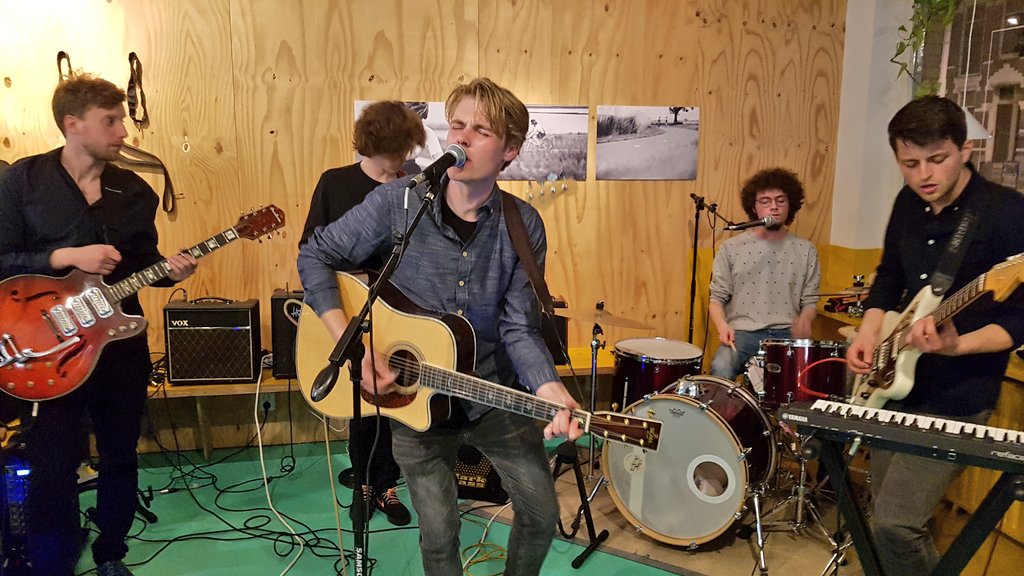 Mooneye uit België tijdens <a href="/PopUp_010/">PopUp 010</a> in COPPI Koffie &amp; Fietsen, erg fijn! Denk dat ik over twee weken weer ga in <a href="/altstadt_eind/">altstadt eindhoven</a>.