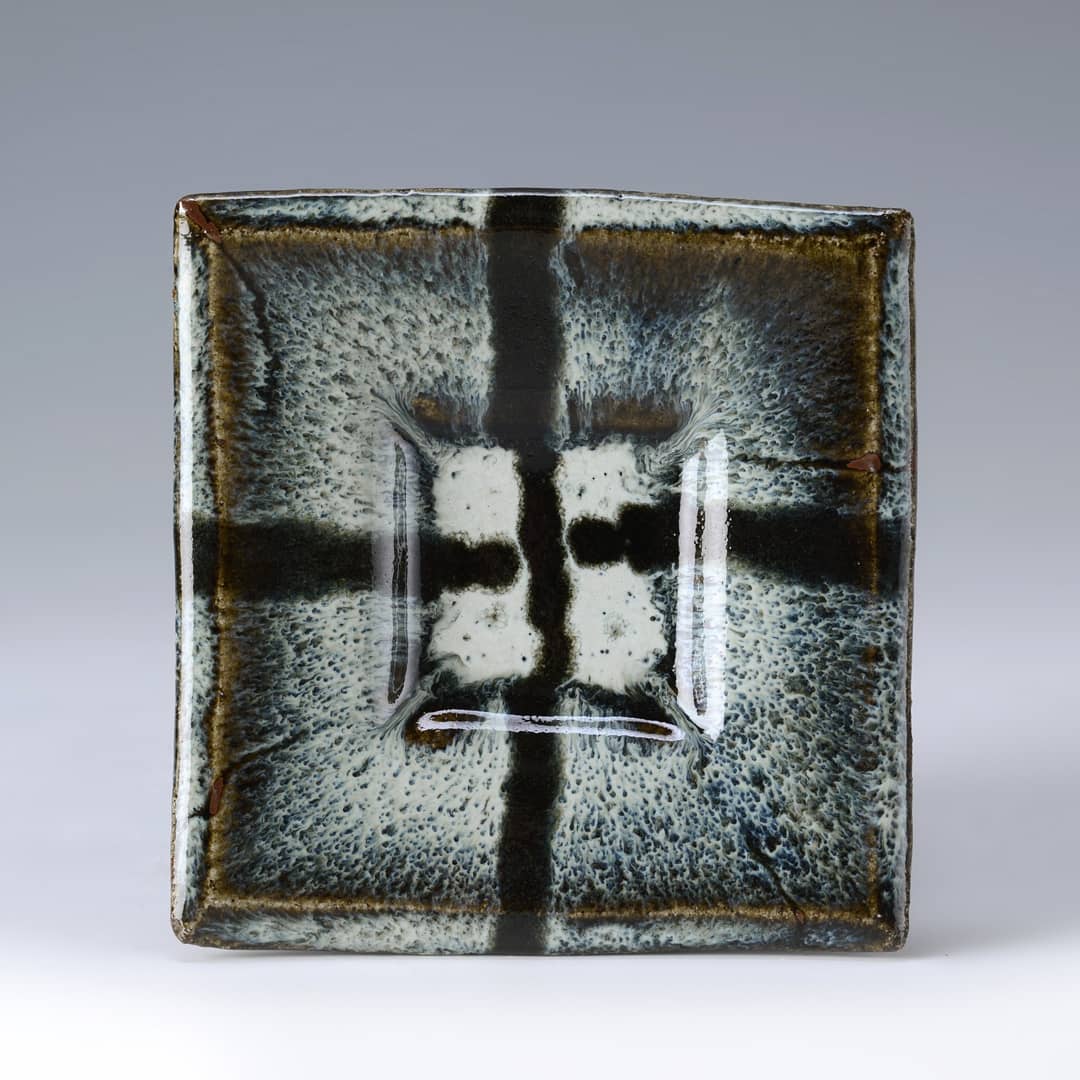 hakeceramics's tweet image. This is a piece from a couple if years ago which featured in Ceramic Review 270. It's a press moulded square dish on raised feet 15cm. I think this piece is now part of @richardstjohnheeley  collection, so it will be in good company. 
#pottery #ceramics #keramic  #wheelthrown