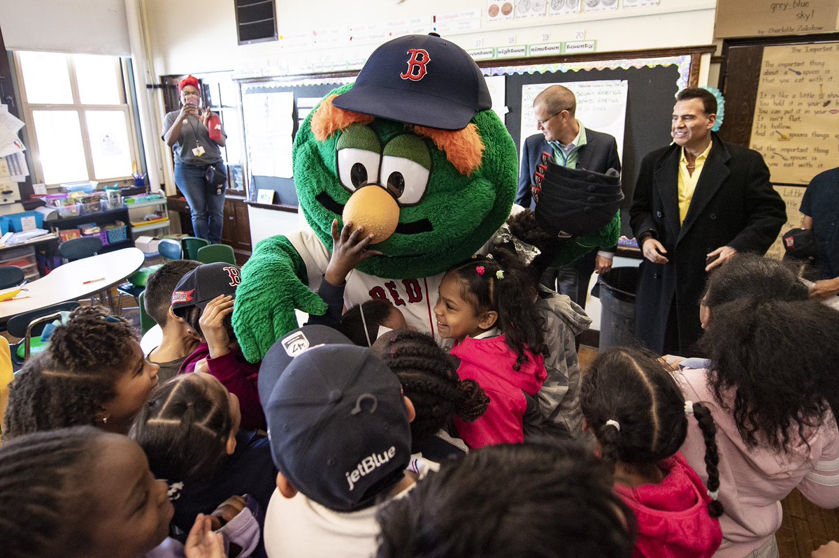 davidortiz's tweet photo. We had a great day at the Sara Greenwood school yesterday with @marty_walsh @Wally97 &amp; @JetBlue ... hope to see the kids rockin these hats at the ballpark this year 😂😂 #HatDayForBPS  #JetBlueOfficialAirline https://t.co/tvG0NFxbWy