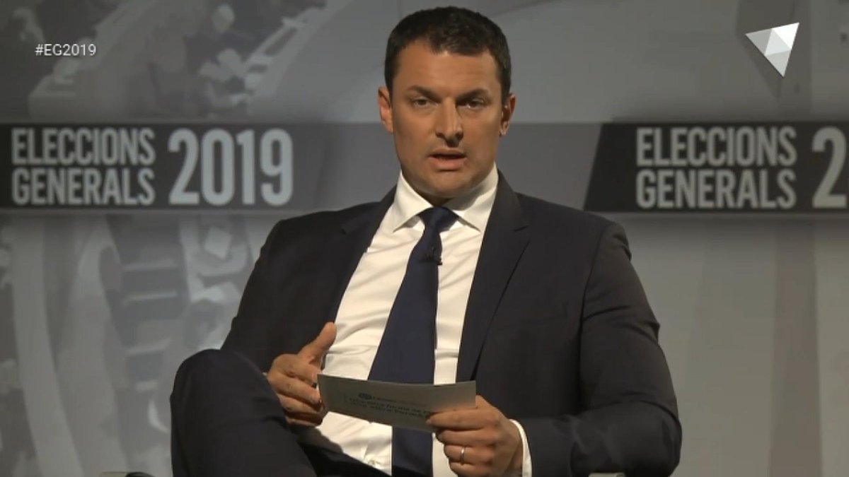 LiberalsAndorra's tweet photo. 📺#debatRTVA #EG2019 - NACIONAL 📺
🗨️@JGallardoAND "Volem recuperar la figura del funcionari. Dissenyar conjuntament les necessitats d’una Funció Pública digital i dinàmica, en la qual els treballadors públics recuperin els drets adquirits que vostès han ventilat". https://t.co/Z5bVtn7ev2
