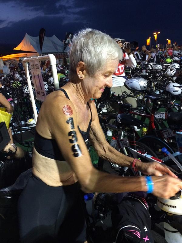 _r4fun_'s tweet photo. 📸Ironman de Kona 2014.
Harriet Anderson (78 años).
🏊 3,8 km.
🚴180 km.
🏃42,195 km. https://t.co/3DFgRe3qxD