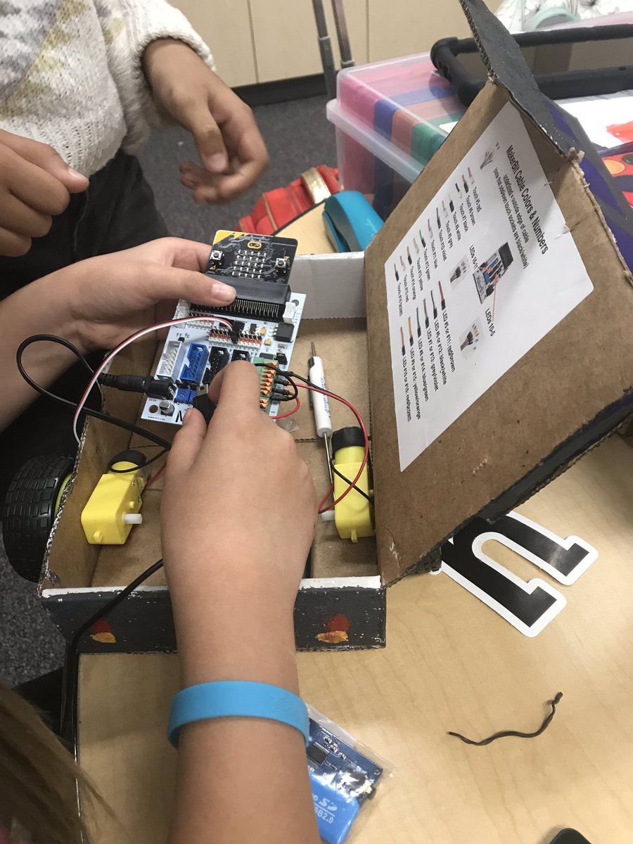 ErinGassaway's tweet image. Just putting on our finishing touches for our #MakerBit #smartcar Can’t wait to show off! @rogerwagner @RiosRobots @CajonValleyUSD