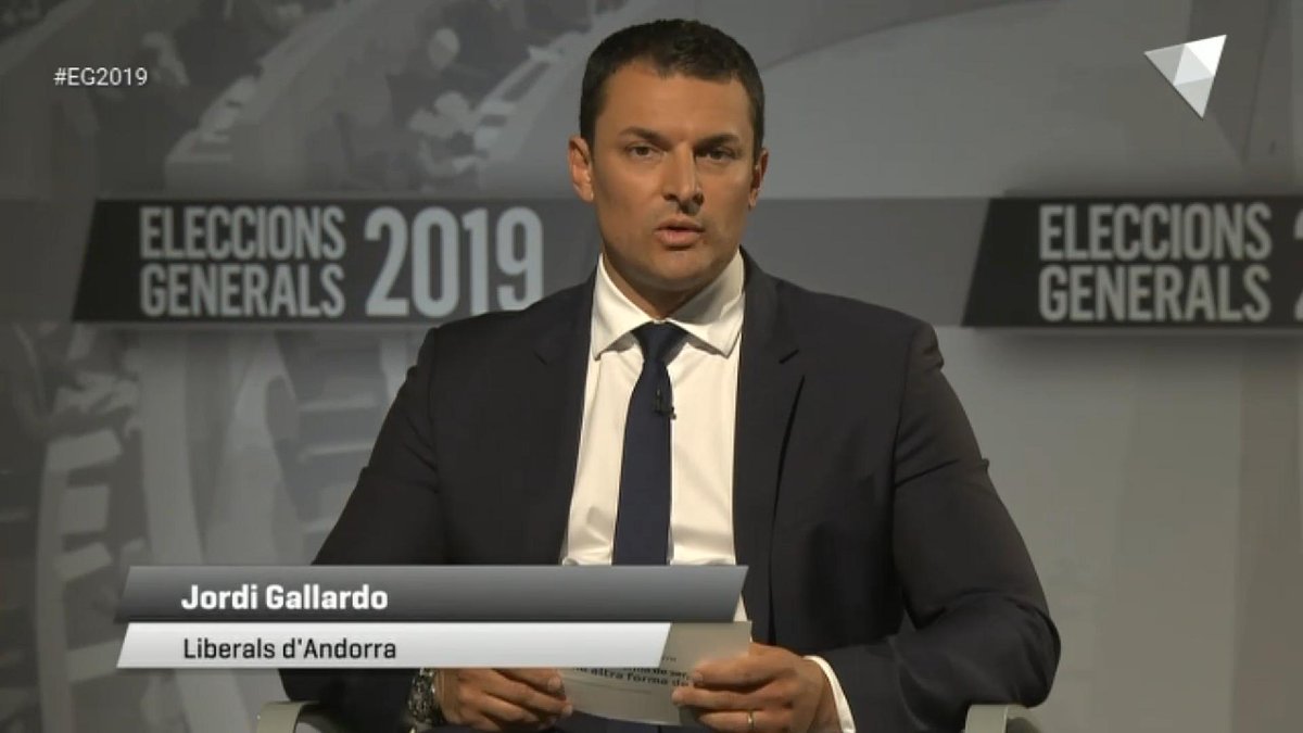 LiberalsAndorra's tweet photo. 📺#debatRTVA #EG2019 📺
🗨️@JGallardoAND "Enfront d'un govern paralitzat, un govern actiu al servei de la nostra petita gran nació. Enfront d'un govern arrogant, un govern que escolta i arriba a acords. Aquest 7 d'abril, 🗳️vota Liberals d'Andorra" https://t.co/zYuVE7HMOg