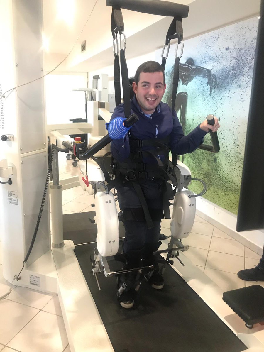 AdoBottazzo's tweet photo. sono vent’anni che convivi con i limiti, solo fisici, della tua disabilità. Oggi quei limiti, grazie al centro #residenzalars di #Sarno, sono stati superati. E noi, tuoi sinceri amici, siamo felici! @ricciardidario1 @angelomangiante @ilaria_damico https://t.co/ew9QZ5gXUz