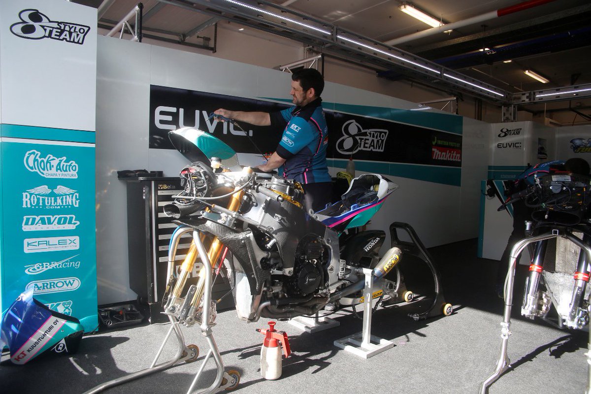 TeamStylobike's tweet photo. Entrenamientos libres en Estoril (Moto2 European Championship) - Viernes
Condiciones cambiantes a causa de la lluvia. 
Buenas sensaciones de nuestros dos pilotos; Niki Tuuli y Matteo Ciprietti. 
#stylobiketeam #moto2 @CEVMotorcycle @NikiTuuli @MatteoCiprietti #piotrbiesiekirski https://t.co/4Y6E4D6eVa