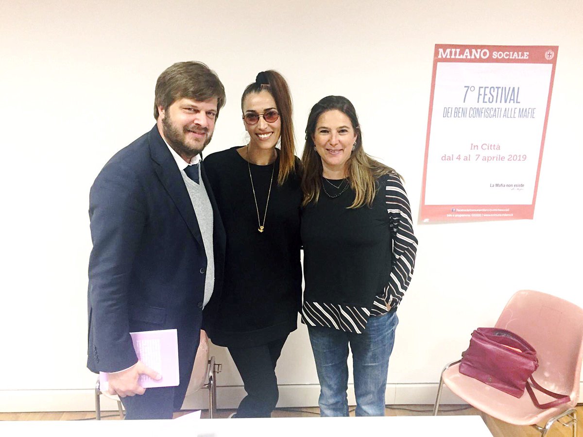 MilanoSociali's tweet photo. E alla fine di una bellissima giornata di Festival dei beni confiscati alle mafie, foto di gruppo con @ninazilli, l’assessore @pfmajorino e la direttrice del festival @ChassisRadioPop. Vi aspettiamo anche domani e domenica! #fbcm https://t.co/jaQJHD90jt