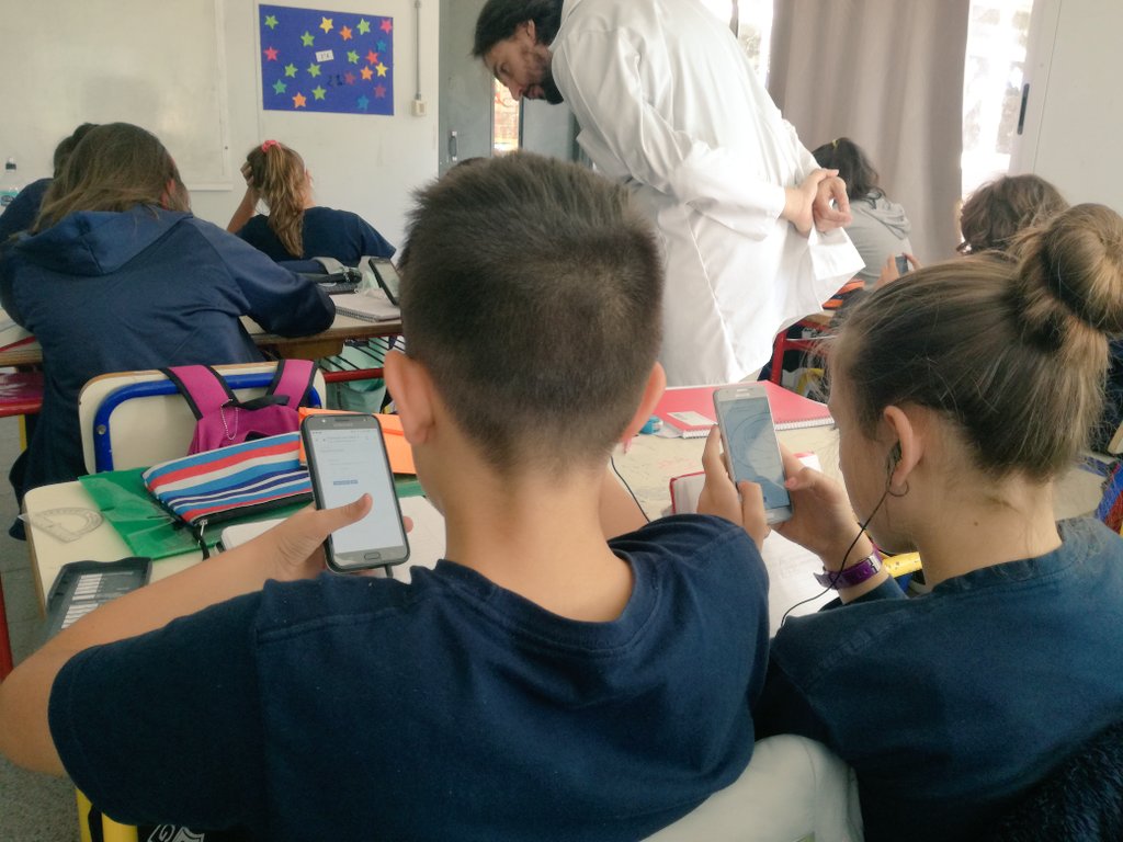 AmoedoBalmori's tweet photo. Copados todos. Ellos porque trabajaron con el celular en clase, vieron un vídeo tantas veces quisieron, buscaron en sus apuntes y respondieron a la evaluación en Crea. Yo me llevo una nota a la libreta directo de plataforma y replanifico lo dado según los resultados @Plan_Ceibal https://t.co/5nRlOPHPFQ