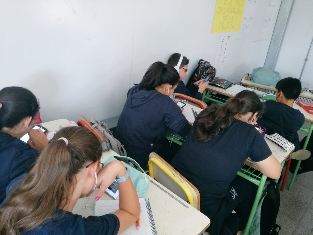 AmoedoBalmori's tweet photo. Copados todos. Ellos porque trabajaron con el celular en clase, vieron un vídeo tantas veces quisieron, buscaron en sus apuntes y respondieron a la evaluación en Crea. Yo me llevo una nota a la libreta directo de plataforma y replanifico lo dado según los resultados @Plan_Ceibal https://t.co/5nRlOPHPFQ