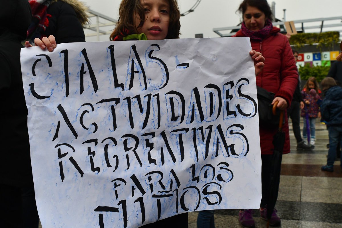 MunozFontaneda's tweet photo. #MarchaPorLosClubes ya en la plaza Mayor, pero le gobierno local no quiere escuchar a las familias https://t.co/4rMo6MrJUz