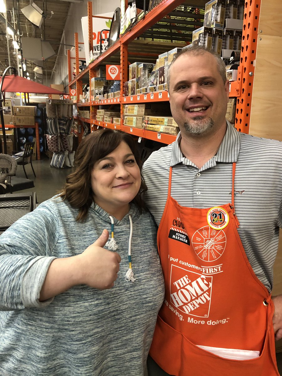 Tacoma151's tweet photo. Store Manager Chad And COS Adana talking about the Promise     #THD4709 #Takeyourshare23  #romanoffreno #pioneers https://t.co/x3mQ2HKeJ9