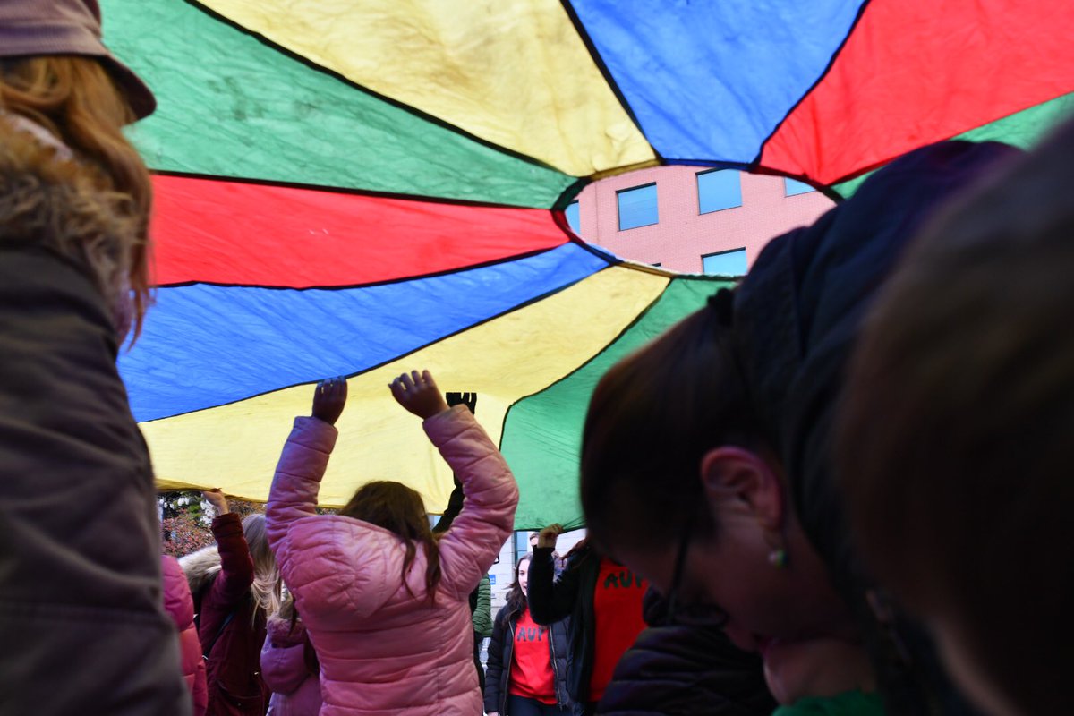 MunozFontaneda's tweet photo. #MarchaPorLosClubes juegos, risas, diversión, amistad … todo esto y más pierden más de 500 niñxs en #Alcobendas porque el @ALCBDS_Ayto  no cumple su palabra, no firma el convenio y no paga las subvenciones que les prometieron. https://t.co/qx7vdJZOSo