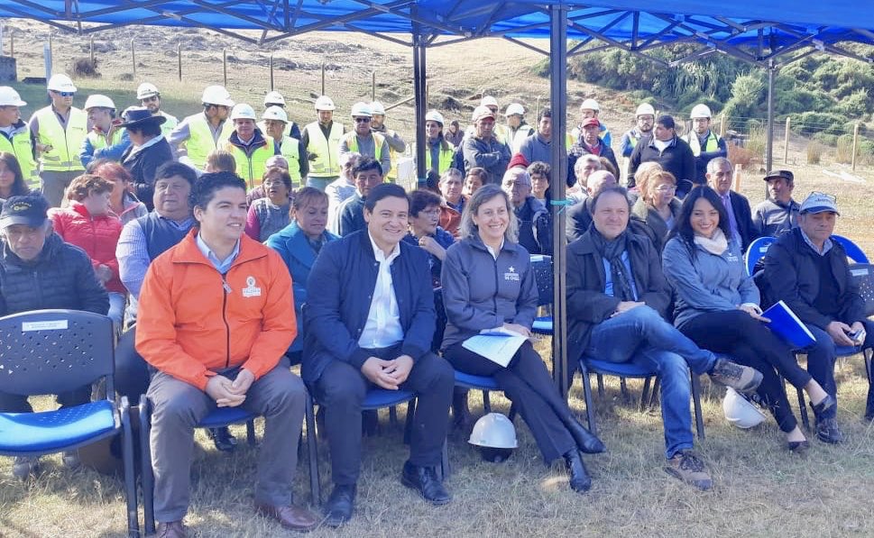 patriciorosas's tweet photo. EN TERRENO🚙
En #Morrompulli junto a dirigentes y vecinos del sector
PRIMERA PIEDRA de 11 kms 👷🏻♂️👷🏻♀️ASFALTO del camino viejo a #LaUnióncl de gran importancia para la conexión alternativa de #Valdiviacl y La Unión SIN PEAJE y mejoramiento en calidad de vida de sus habitantes✅ https://t.co/bYlzwO8csB