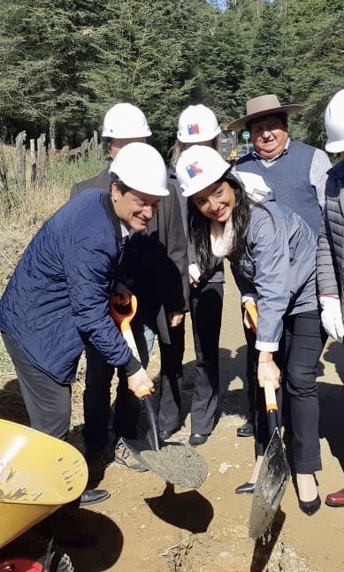 patriciorosas's tweet photo. EN TERRENO🚙
En #Morrompulli junto a dirigentes y vecinos del sector
PRIMERA PIEDRA de 11 kms 👷🏻♂️👷🏻♀️ASFALTO del camino viejo a #LaUnióncl de gran importancia para la conexión alternativa de #Valdiviacl y La Unión SIN PEAJE y mejoramiento en calidad de vida de sus habitantes✅ https://t.co/bYlzwO8csB