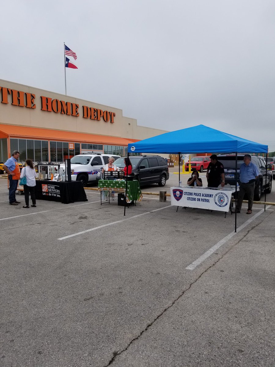 HDLucasRaines's tweet photo. MLB spring services event at The Home Depot in Brenham, Tx.  14 service reps with tables. MET involvement cooking hot dogs. @JoshG_13 @morales8518 @SChandelier @EdWhitaker3 @TravisMoser12 @JenniferSoden4 @GeorgeneBoone4 @NansteelJerry https://t.co/5i8Dlj3HrJ