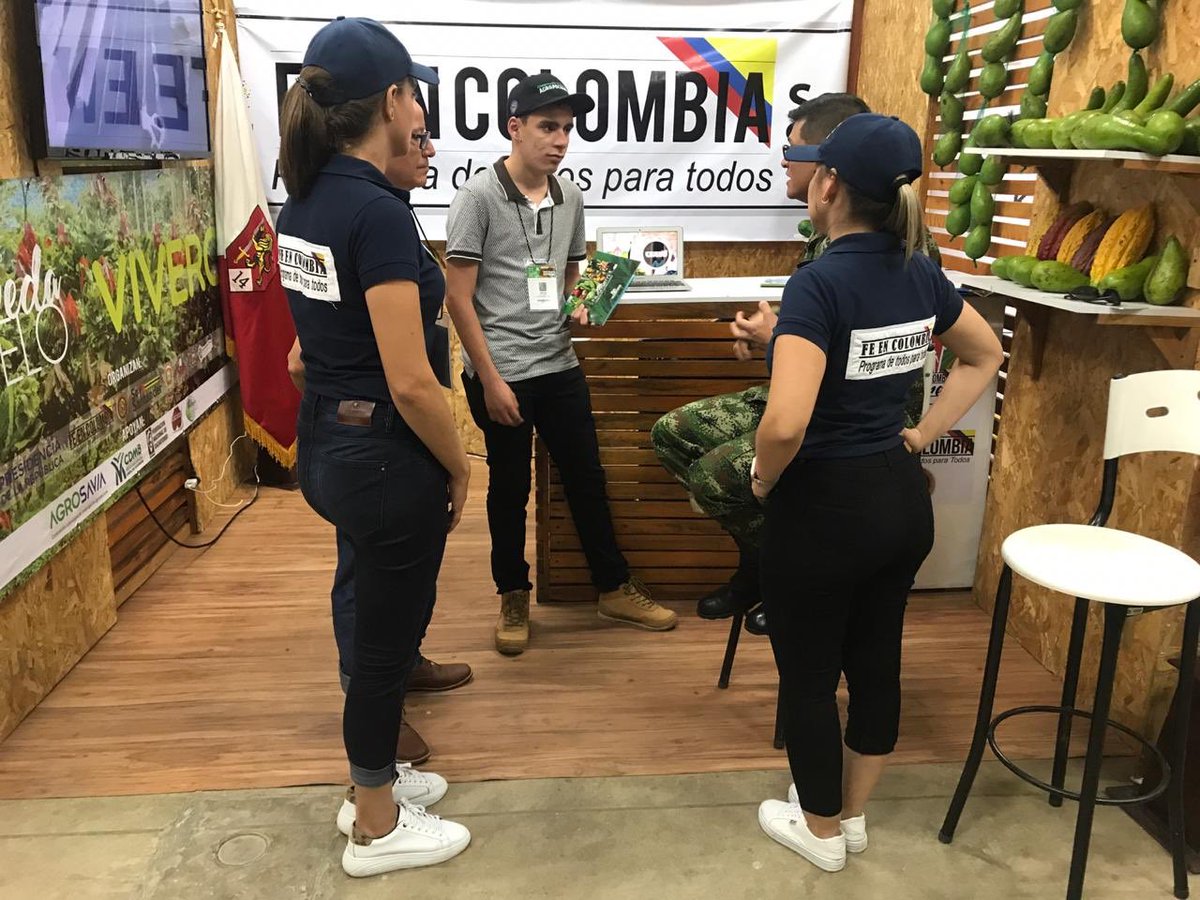 Ejercito_CAAID's tweet photo. #ElDato| En Bucaramanga, #FeEnColombia participa en la AGROFERIA Cenfer 2019 en apoyo a la @Ejercito_Div2, #QuintaBrigada, #BIRIC. Con un stand acompañado por algunos productores campesinos del Corregimiento de Cuesta Rica. #MiVeredaModelo https://t.co/WuRBFw3NP7