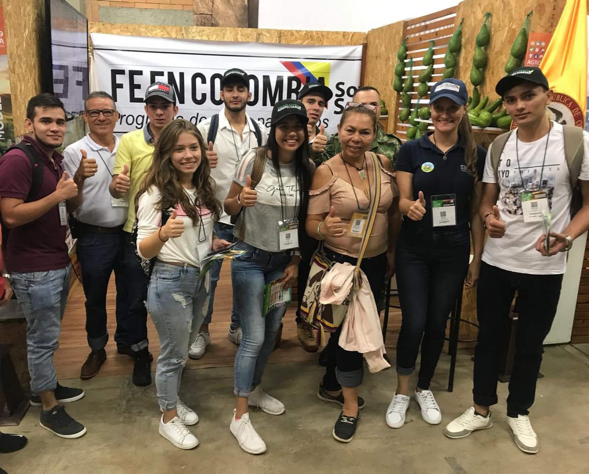 Ejercito_CAAID's tweet photo. #ElDato| En Bucaramanga, #FeEnColombia participa en la AGROFERIA Cenfer 2019 en apoyo a la @Ejercito_Div2, #QuintaBrigada, #BIRIC. Con un stand acompañado por algunos productores campesinos del Corregimiento de Cuesta Rica. #MiVeredaModelo https://t.co/WuRBFw3NP7