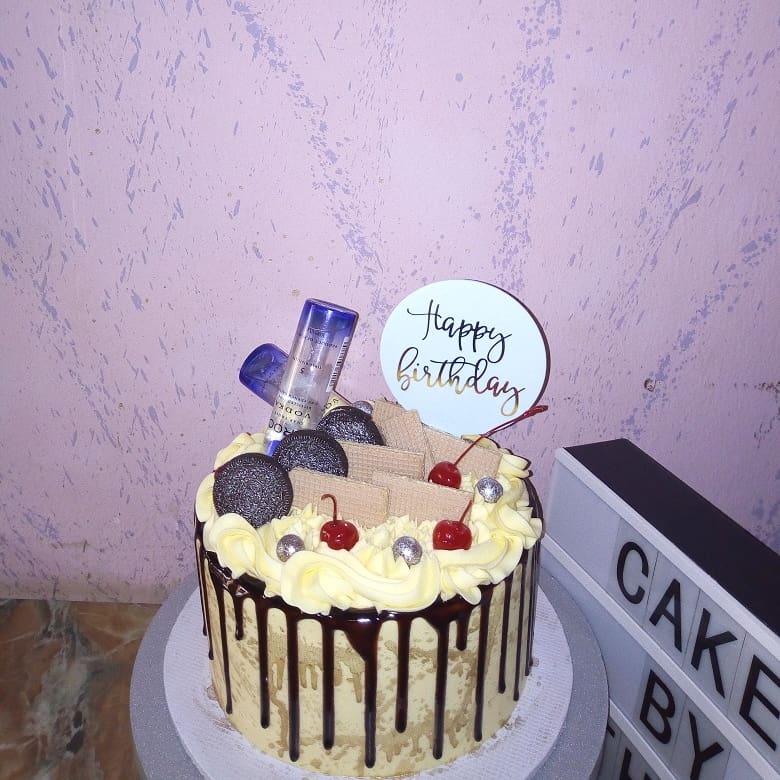 cakesbyruthieee's tweet photo. Customer requested a Ciroc cake😂with a classic sponge filled with cherry,wafers,maltesers chocolate and oreo biscuit 💙💛❤️🙇🏻‍♀️🎂 #shebakes #birthdaycake #Ciroc #Ciroccake #infusedcake #dripcake #desserts #buttercreamfrosting  #sweettooth #somoist #meltsinyourmouth #IjawTwitter https://t.co/xj1OynncOR
