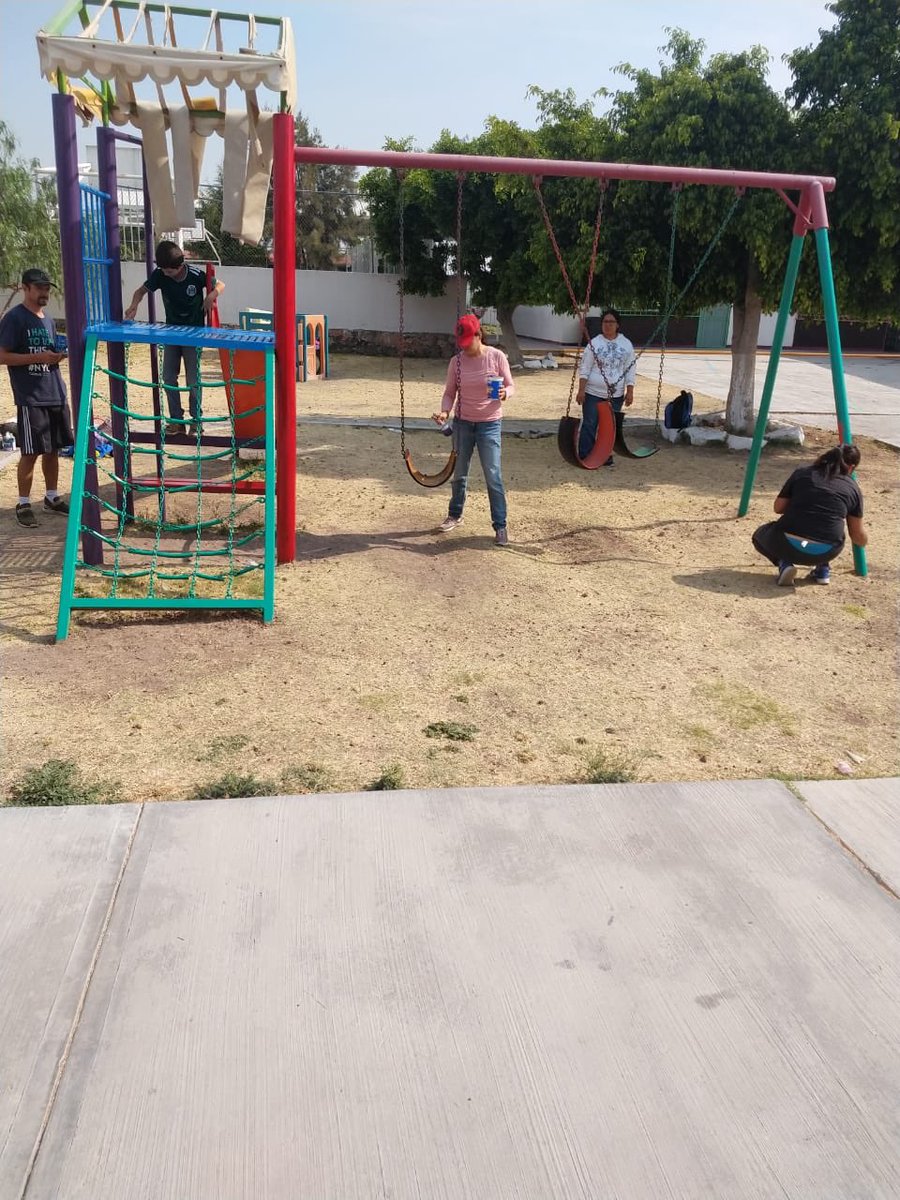 MovQro's tweet photo. Organizados con madres de familia del preescolar “Jaen Piaget” le dimos su manita de gato a los juegos y áreas verdes! Agradecemos a @PEPE_SAGUI por apoyo y cooperación. #MejorTejidoSocial #VivirlaVida https://t.co/n2mU0VAo7w