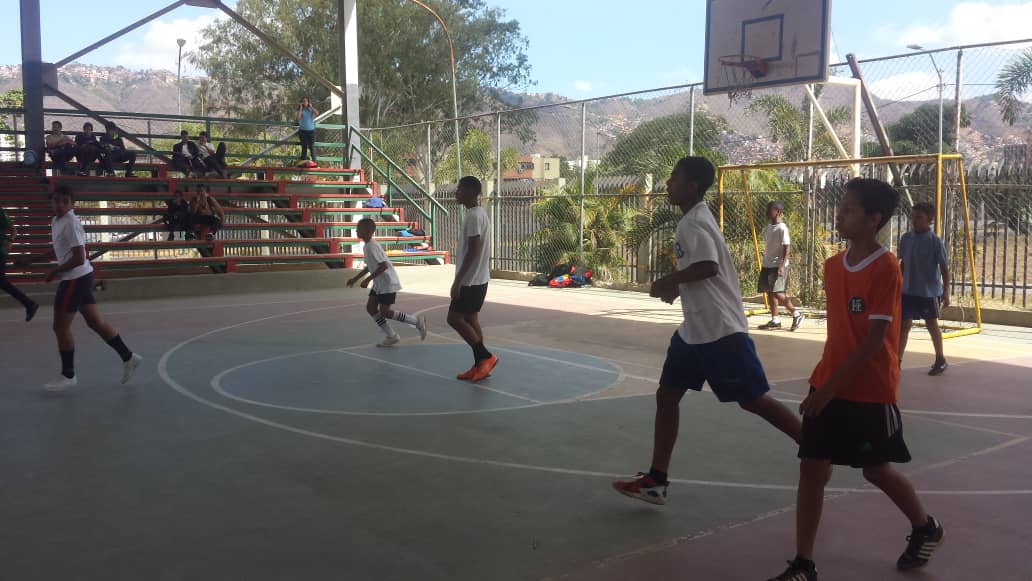 EJB_LIMIZAMORA's tweet photo. El @EJB_LIMIZAMORA participo en la 2da Jornada de Juego Inter-Liceos Fuerte Tiuna, Resultando #VENCEDORES demostrando el talento existente en el #LIMIZAMORA. @luiscaseres3 @CircuitoFTiuna @direducejb @ceofanb https://t.co/ntapgNUvQk
