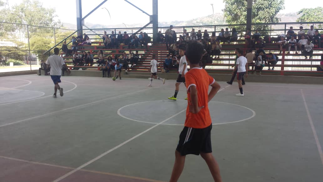 EJB_LIMIZAMORA's tweet photo. El @EJB_LIMIZAMORA participo en la 2da Jornada de Juego Inter-Liceos Fuerte Tiuna, Resultando #VENCEDORES demostrando el talento existente en el #LIMIZAMORA. @luiscaseres3 @CircuitoFTiuna @direducejb @ceofanb https://t.co/ntapgNUvQk