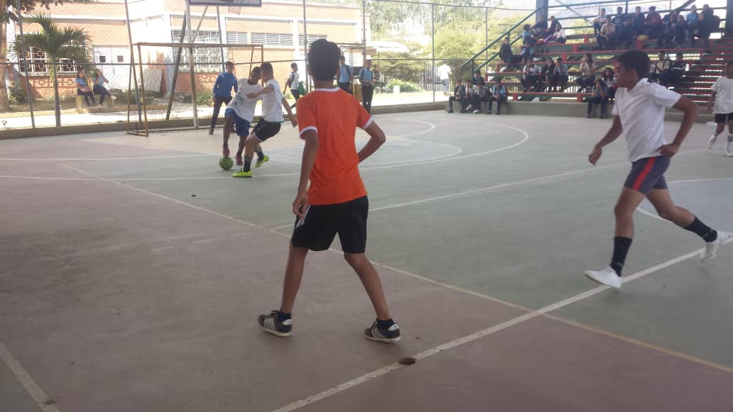 EJB_LIMIZAMORA's tweet photo. El @EJB_LIMIZAMORA participo en la 2da Jornada de Juego Inter-Liceos Fuerte Tiuna, Resultando #VENCEDORES demostrando el talento existente en el #LIMIZAMORA. @luiscaseres3 @CircuitoFTiuna @direducejb @ceofanb https://t.co/ntapgNUvQk