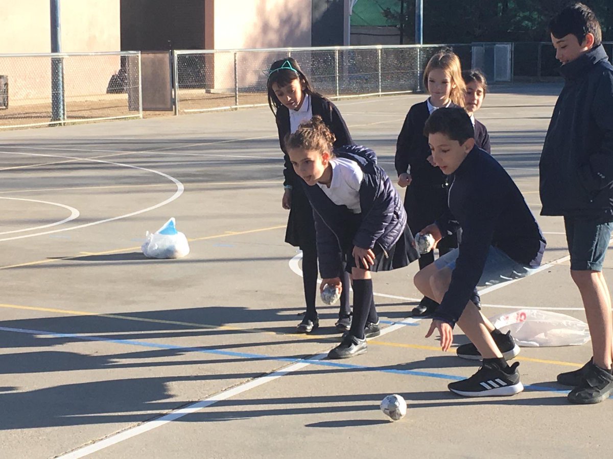 ebonsalvador's tweet photo. Setmana de la Terra:
#2nESOA i #2nPrimàriaA
Bitlles/ garrafa ball/ Raquetes #EducacióFísica #BonSalvador #bonsa Més imatges a l’Instagram!!!! https://t.co/7meLk4esfO