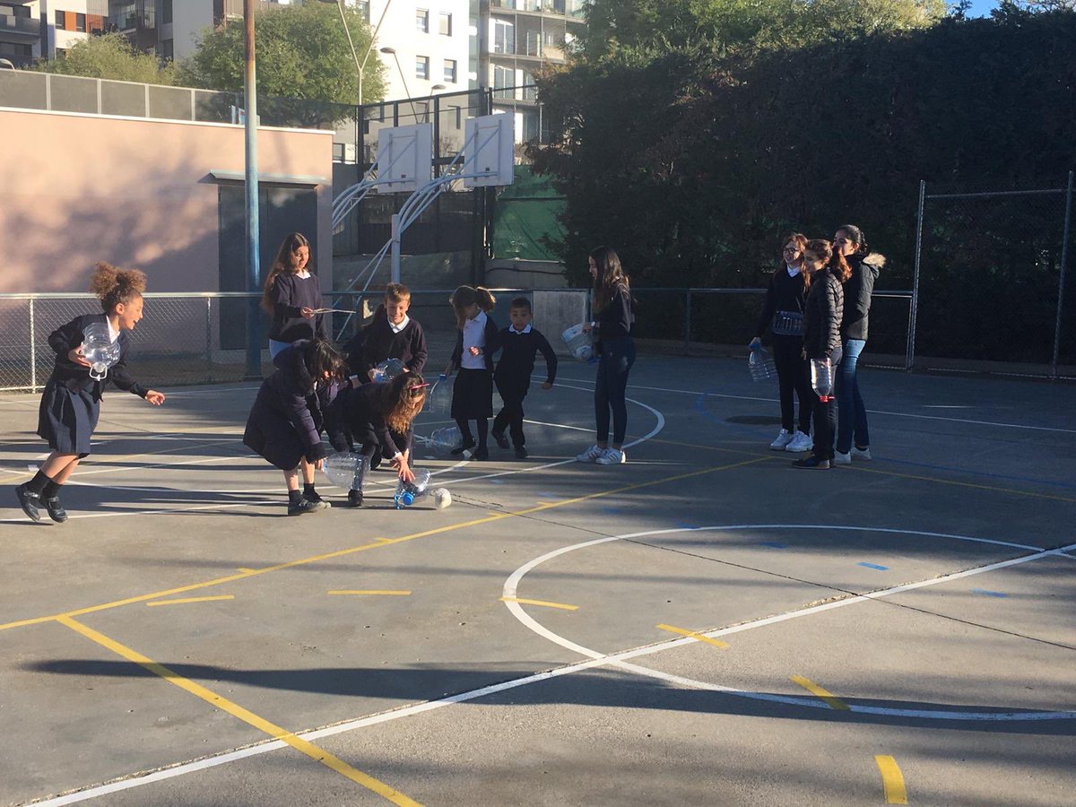 ebonsalvador's tweet photo. Setmana de la Terra:
#2nESOA i #2nPrimàriaA
Bitlles/ garrafa ball/ Raquetes #EducacióFísica #BonSalvador #bonsa Més imatges a l’Instagram!!!! https://t.co/7meLk4esfO