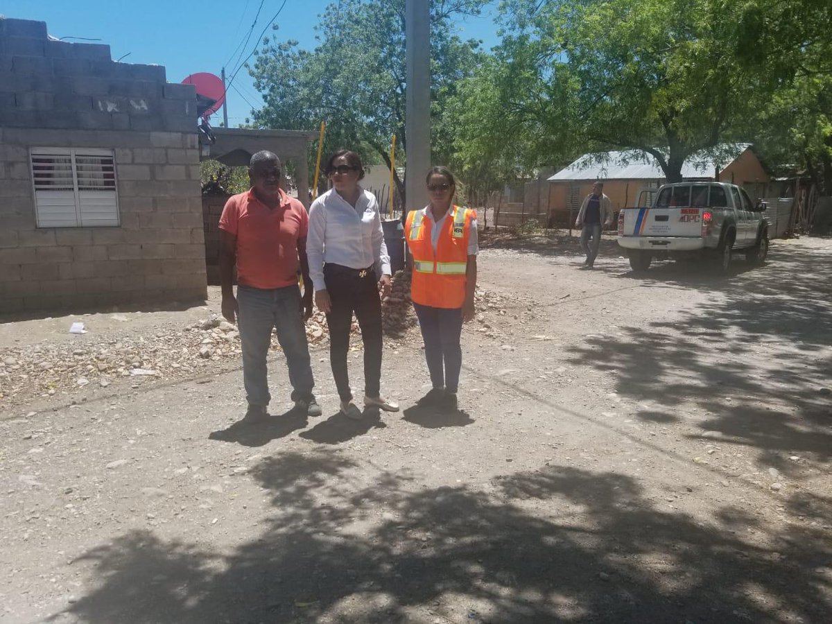 Alexand78710566's tweet photo. Continua el Ministerio de Obras Públicas y Comunicaciones,  como parte del Programa Nacional de Asfaltado que lleva a cabo en todo el país, por instrucciones del Ministro Gonzalo Castillo y con motivos de una petición de parte de la Señora Gobernadora de Azua Walkiria Feliz https://t.co/JWH4xRkngo