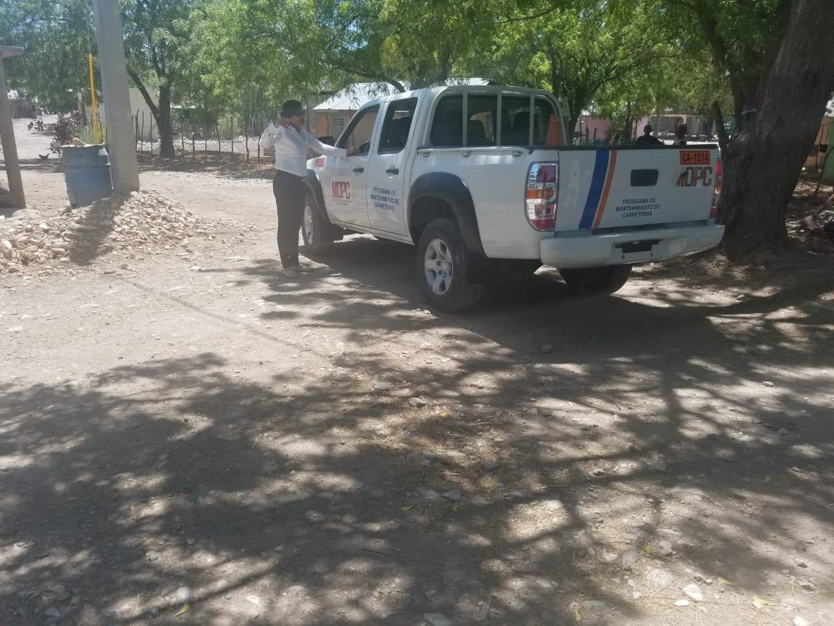 Alexand78710566's tweet photo. Continua el Ministerio de Obras Públicas y Comunicaciones,  como parte del Programa Nacional de Asfaltado que lleva a cabo en todo el país, por instrucciones del Ministro Gonzalo Castillo y con motivos de una petición de parte de la Señora Gobernadora de Azua Walkiria Feliz https://t.co/JWH4xRkngo