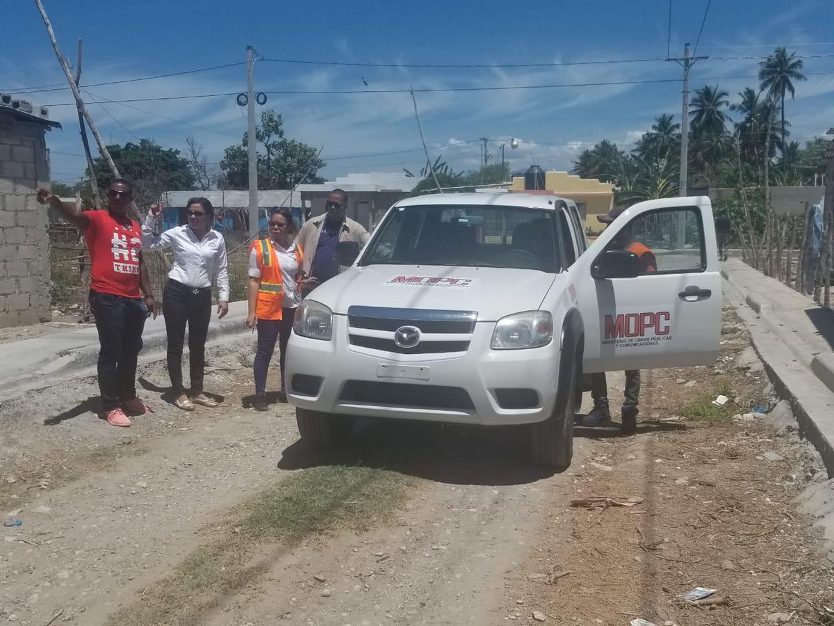 Alexand78710566's tweet photo. Continua el Ministerio de Obras Públicas y Comunicaciones,  como parte del Programa Nacional de Asfaltado que lleva a cabo en todo el país, por instrucciones del Ministro Gonzalo Castillo y con motivos de una petición de parte de la Señora Gobernadora de Azua Walkiria Feliz https://t.co/JWH4xRkngo