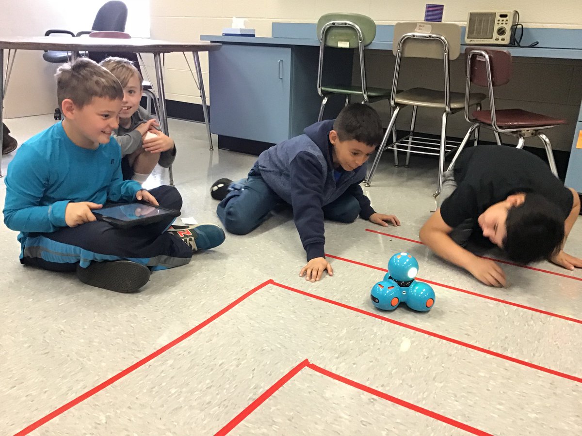PamMitc48396811's tweet photo. Coding at Jones Innovation Day #MACSawesome, #JObears, #JOleaders, #innovationday https://t.co/1Vc5gBFXb7