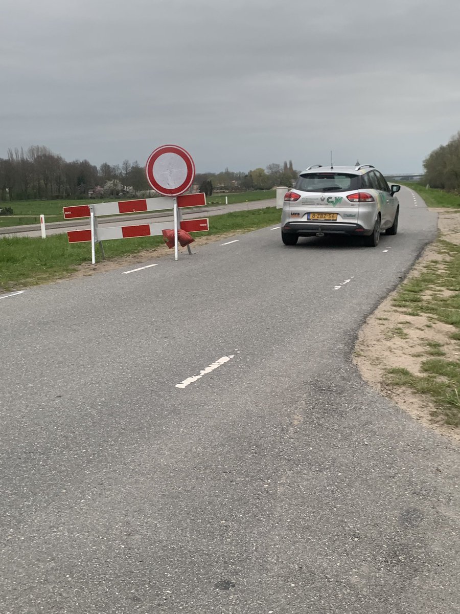 Mario_Kock's tweet photo. Beste @provgelderland @WestBetuwe @POL_WestBetuwe @HarryKeereweer tijdens een hardloop rondje bijna van je sokken gereden worden op de #N830 thv #Tuil | Ontsloten voor verkeer en het verkeer raast met hoge snelheden over de dijk langs voetgangers en fietsers! 6 auto’s in het uur! https://t.co/Id90Gyi7ih