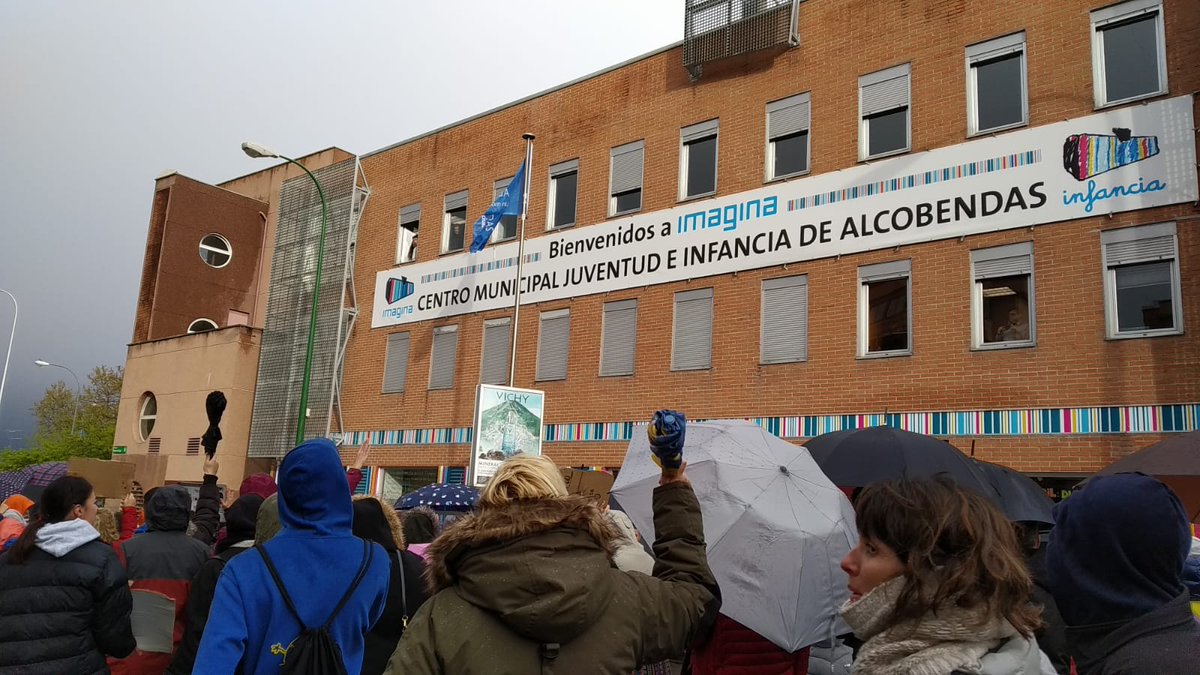 PSOEAlcobendas's tweet photo. Esta tarde nos hemos sumado a la #MarchaPorLosClubes junto a asociaciones, centenares de vecinos y a @CJAlcobendas para reivindicar al ayto #Alcobendas condiciones dignas para quienes trabajan con los más jóvenes de nuestra ciudad. https://t.co/xjtkN4dCYD