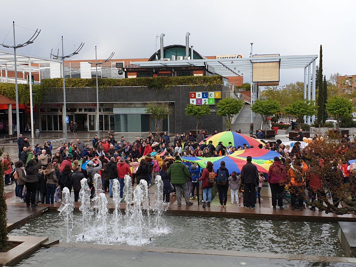 PSOEAlcobendas's tweet photo. Esta tarde nos hemos sumado a la #MarchaPorLosClubes junto a asociaciones, centenares de vecinos y a @CJAlcobendas para reivindicar al ayto #Alcobendas condiciones dignas para quienes trabajan con los más jóvenes de nuestra ciudad. https://t.co/xjtkN4dCYD